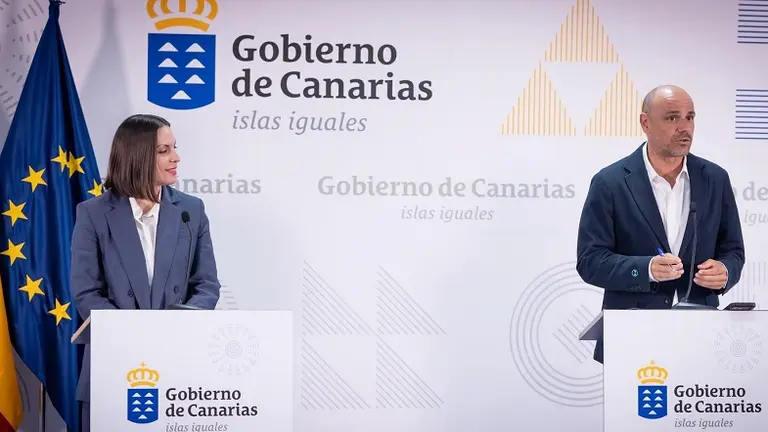 Migdalia Mach&iacute;n junto a Alfonso Cabello explicando este lunes los acuerdos del Consejo de Gobierno.