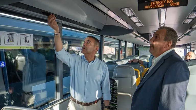 Oswaldo Betancort junto a Miguel &Aacute;ngel Jim&eacute;nez dentro de una de las nuevas guaguas.