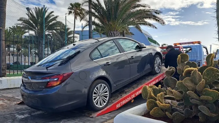 Veh&iacute;culo retirado por el Ayuntamiento de T&iacute;as.