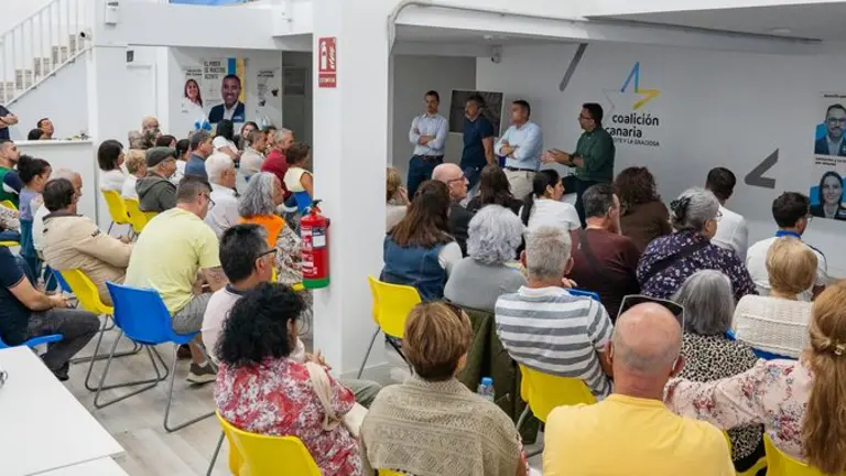 Los asistentes escuchando a los l&iacute;deres de la formaci&oacute;n.