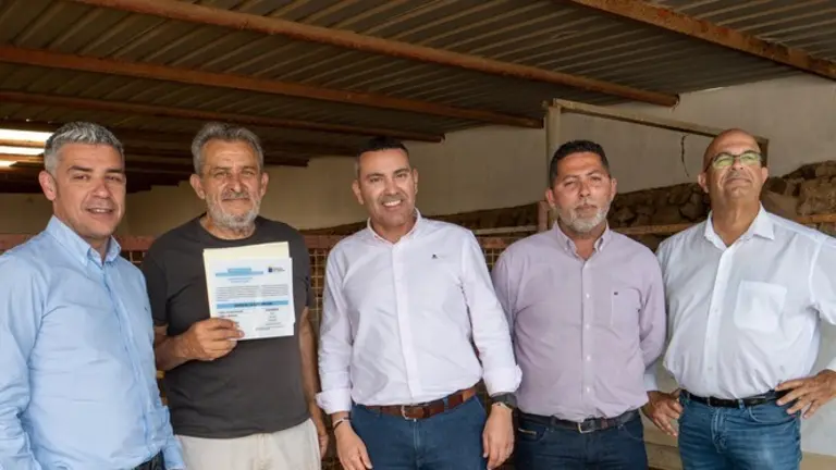 Oswaldo Betancort y Narvay Quintero en una de las explotaciones ganaderas acreditadas.
