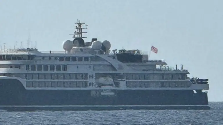 Imagen del barco igual al afectado entrando este martes en Arrecife.