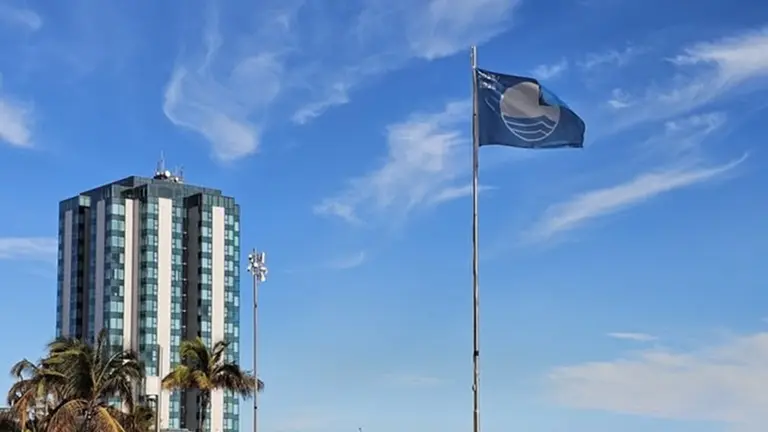 Bandera Azul en la playa de El Reducto.