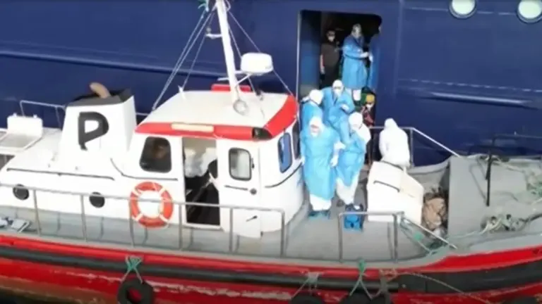 Imagen de la salida de los pasajeros del barco infectado.