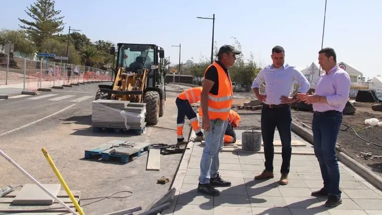El alcalde visitando una obra con el concejal &Aacute;ngel Lago