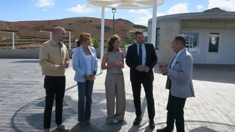 El alcalde de Tinajo con las autoridades del Cabildo y del Gobierno de Canarias