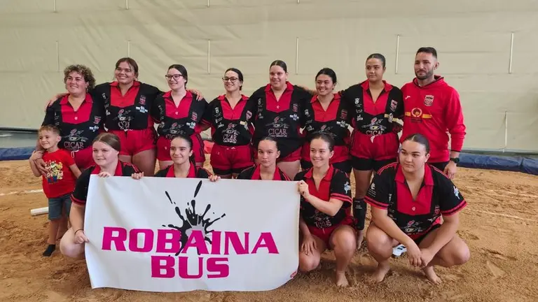 Las luchadoras y el mandador del Tinecheide de lucha canaria.