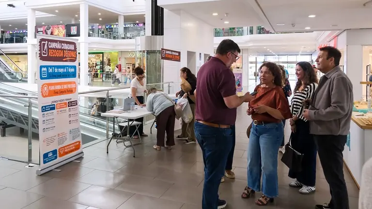 El alcalde y los concejales del Gobierno acudieron al Deiland para apoyar la recogida de firmas.