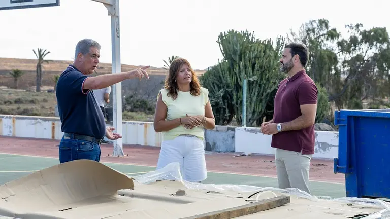 La alcaldesa de Teguise junto a los concejales de Obras y Deportes en una de las canchas que se est&aacute;n reformando.