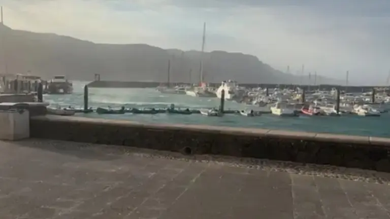Imagen del puerto de La Graciosa un d&iacute;a de temporal.