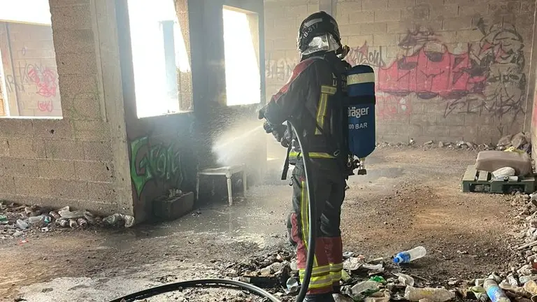 Momento de la actuaci&oacute;n de los bomberos