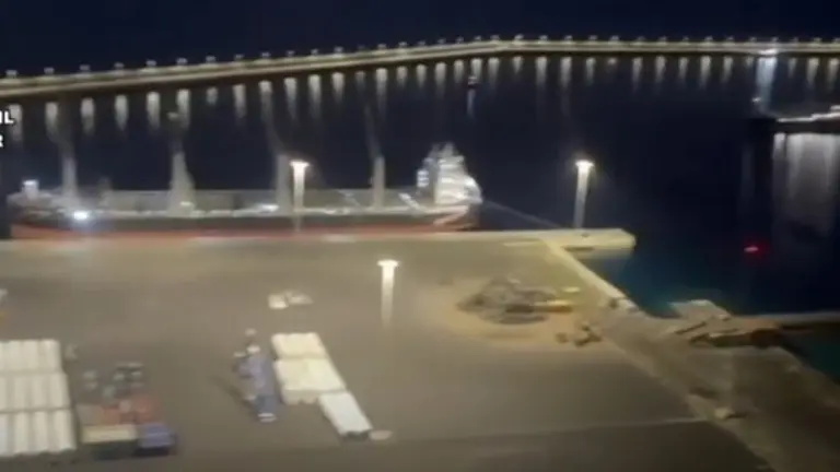 Imagen de la llegada del barco al puerto de Granadilla distribuida por la Guardia Civil.