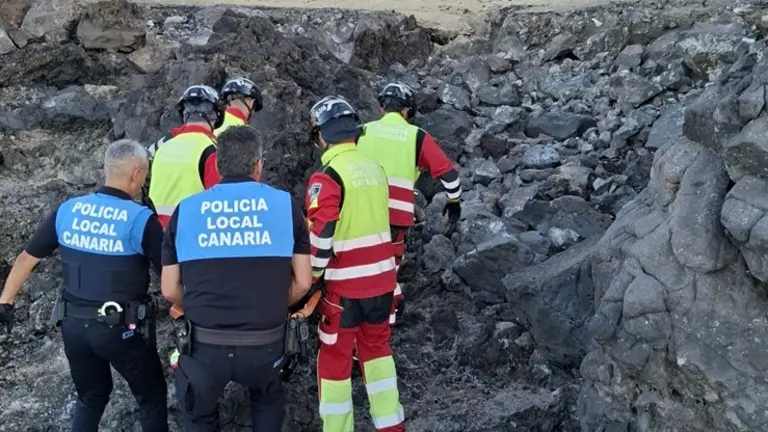 Bomberos del Consorcio de Seguridad y Emergencias junto a la Polic&iacute;a Local.