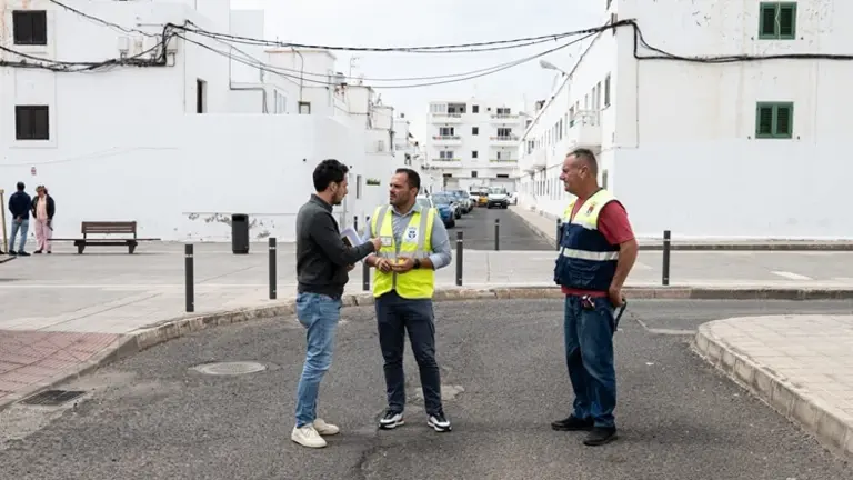 El alcalde Yonathan de Le&oacute;n, junto al ingeniero jefe de Obras P&uacute;blicas del Ayuntamiento y el encargado municipal de Obras en  Valterra.