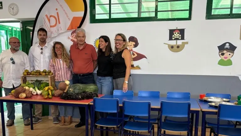 Jos&eacute; Juan Cruz, Nicol&aacute;s Saavedra y otros miembros del grupo de gobierno municipal en el comedor de un centro educativo.