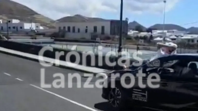 Persona circulando de forma temeraria sobre el cap&oacute; de su veh&iacute;culo en Mancha Blanca.