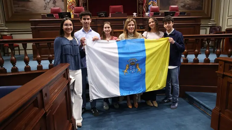 Astrid P&eacute;rez junto a los estudiantes seleccionados para la Ruta Quetzal 2026.