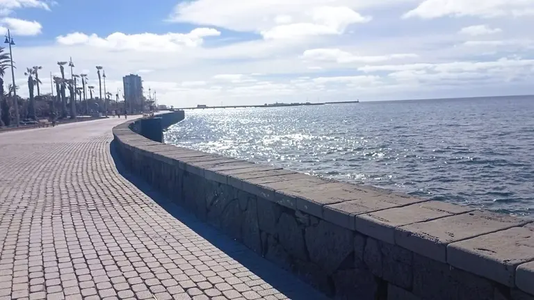Imagen del paseo marítimo en la Punta del Camello.