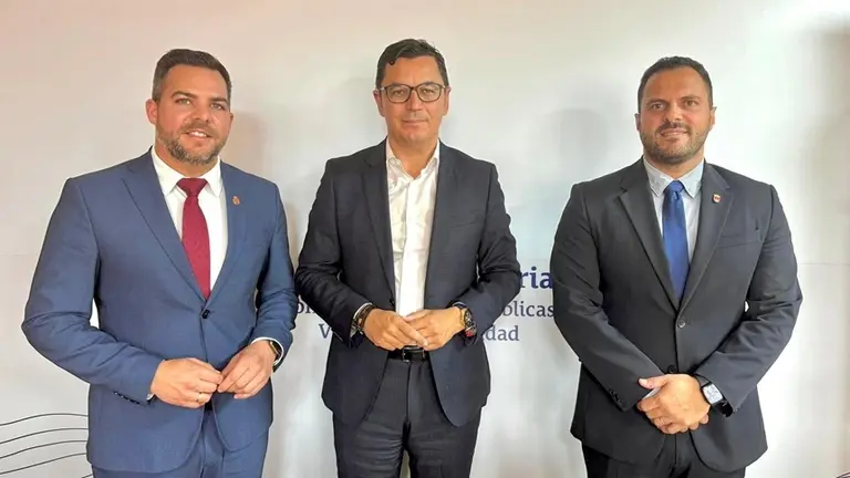 El alcalde de Arrecife Yonathan de Le&oacute;n y el consejero insular de Obras P&uacute;blicas, Jacobo Medina, con el consejero regional de Obras P&uacute;blicas.