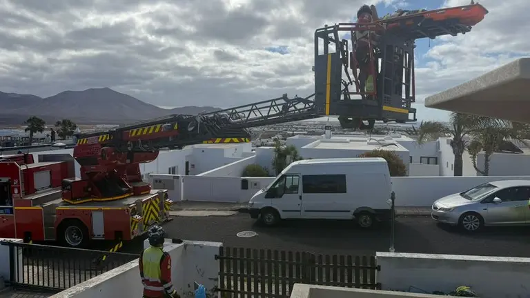 Momento de la actuaci&oacute;n de los bomberos con la gr&uacute;a