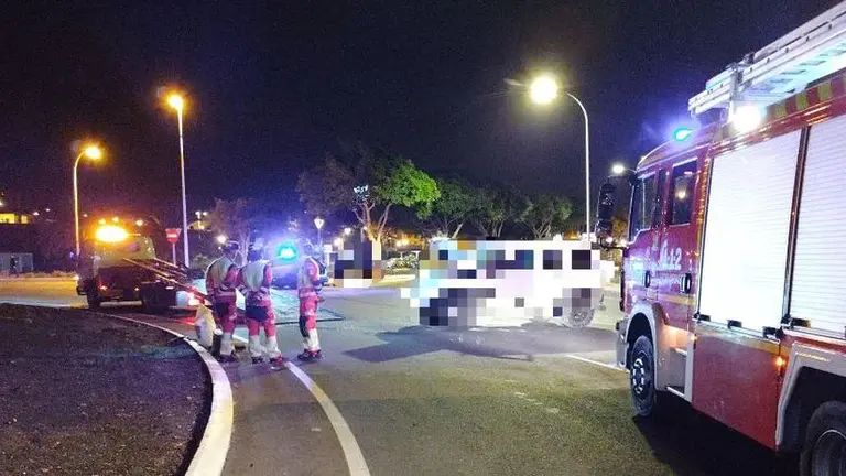 Imagen del veh&iacute;culo siniestrado tras el vuelco en la Rambla Medular