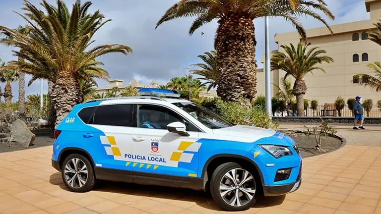 Veh&iacute;culo de la Polic&iacute;a Local de T&iacute;as.
