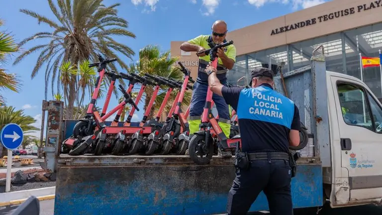 La Polic&iacute;a Local retira patinetas en Costa Teguise.