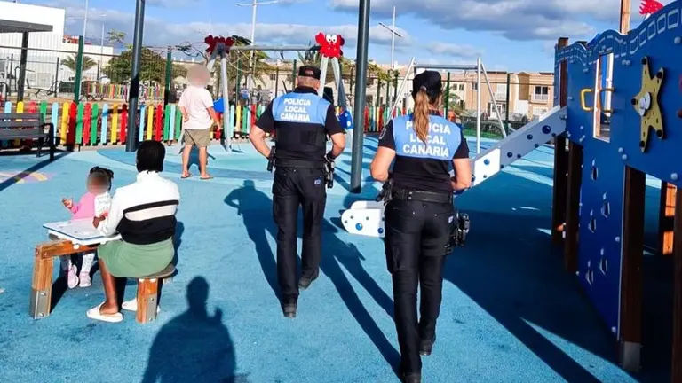 La Polic&iacute;a Local de Arrecife est&aacute; intensificando su presencia en los espacios p&uacute;blicos y parques infantiles para la protecci&oacute;n de los menores. En la imagen, el parque de Argana Alta.