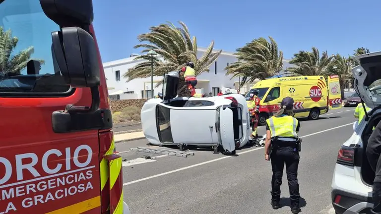 Momento de la actuaci&oacute;n de los bomberos, los servicios sanitarios y los agentes de la Polic&iacute;a Local de Arrecife