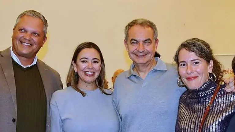 Zapatero, Maria Dolores Corujo, Ariagona Gonz&aacute;lez y Alfredo Mendoza en una de las numerosas fotograf&iacute;as que circulan por las redes de la presencia del ex presidente del Gobierno en actos del PSOE de Lanzarote.