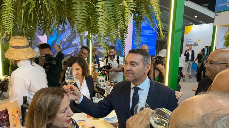 Oswaldo Betancort brindando en Gastro Canarias con un vino de Lanzarote.
