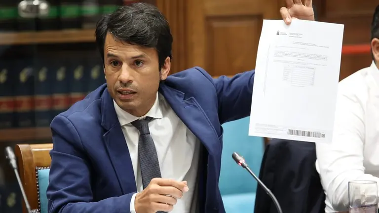 Marcos Bergaz (PSOE) en comisio&igrave;n parlamentaria de Obras Pu&igrave;blicas, Vivienda y Movilidad