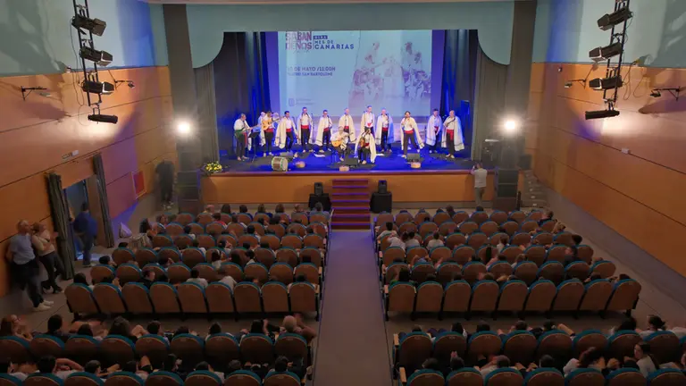 400 escolares de San Bartolomé disfrutan del concierto didáctico de Los Sabandeños.