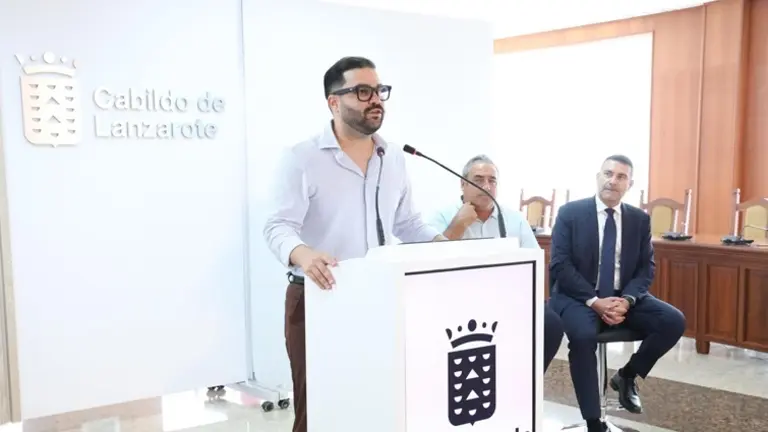 Jes&uacute;s Mach&iacute;n Tavio junto a &Aacute;ngel V&aacute;zquez y Oswaldo Betancort en la rueda de prensa del Plan Especial de La Geria.
