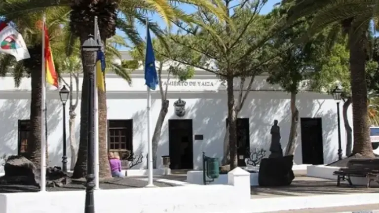 Imagen de la fachada del Ayuntamiento de Yaiza. 