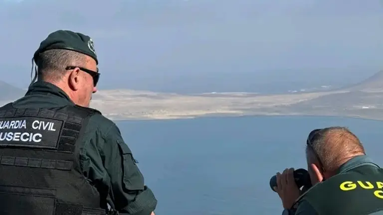 Dos agentes de la Guardia Civil en un operativo de vigilancia en el norte de Lanzarote. 