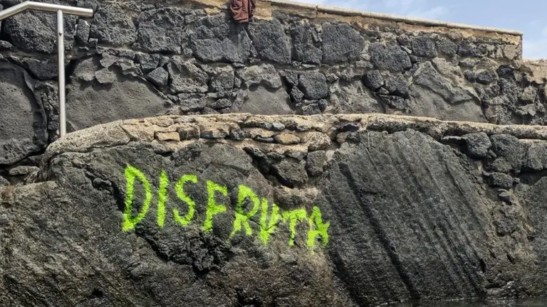 Imagen de una de las pintadas que ha aparecido en la Caleta de Famara.