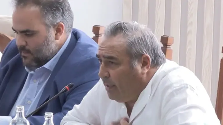 &Aacute;ngel V&aacute;zquez dirigi&eacute;ndose a Benjamin Perdomo en el Pleno del Cabildo.