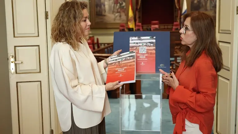 Astrid P&eacute;rez junto a la La Diputada del Com&uacute;n, Dolores Padr&oacute;n.