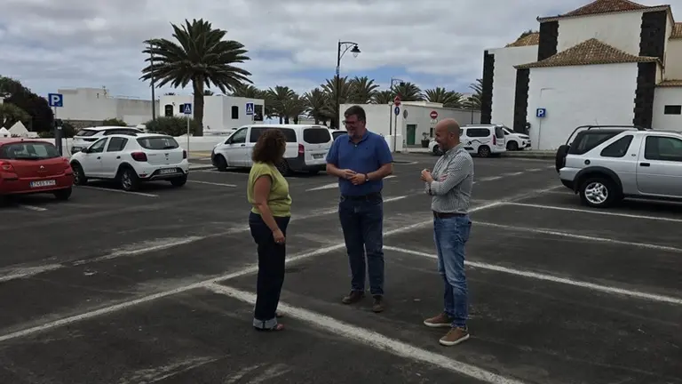 Isidro P&eacute;rez, Ra&uacute;l de Le&oacute;n y Marlene Romero en la parcela mejorada.