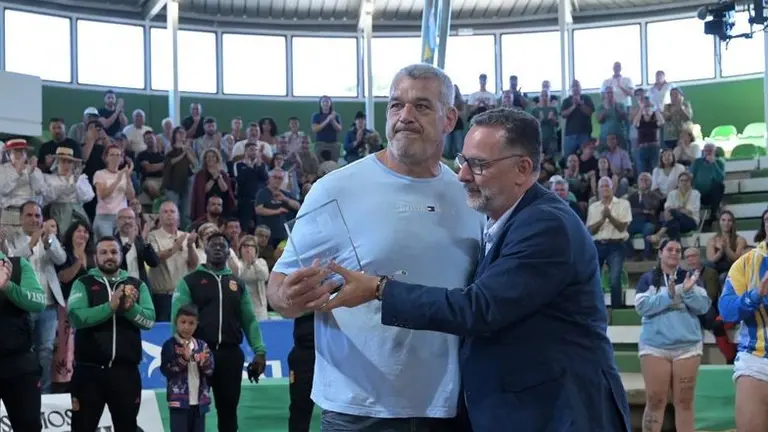 El consejero de Educaci&oacute;n y Deportes, Poli Su&aacute;rez, entregando un merecido reconocimiento al gran luchador Francis P&eacute;rez, Pollito de la Frontera