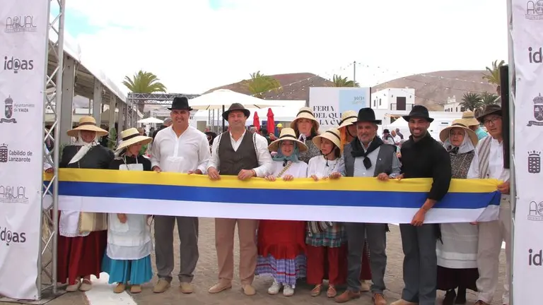 Momento de la inauguraci&oacute;n de la feria con el alcalde &Oacute;scar Noda al frente