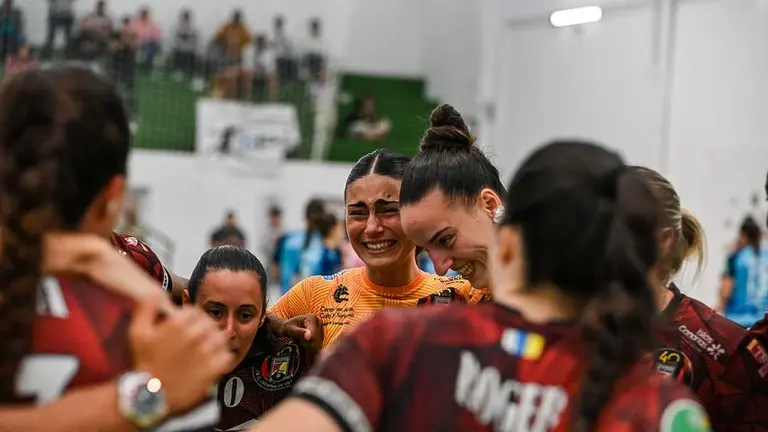 Momento de la alegr&iacute;a de las jugadoras tras el importante triunfo