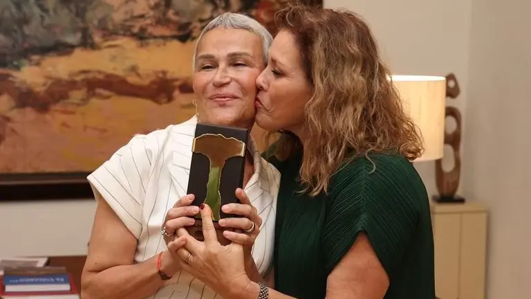 La artista recibiendo el cari&ntilde;o y el reconocimiento de la presidenta del Parlamento de Canarias