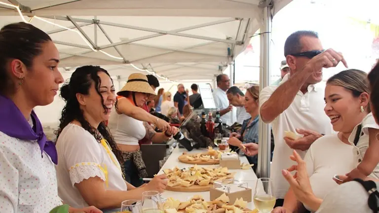 Visitantes disfrutando de uno de los stand de la Feria del Queso y la Cabra de Lanzarote.