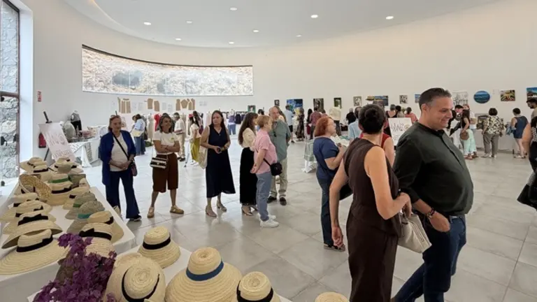 Visitantes disfrutando de la muestra del Plan Cultural de Teguise.