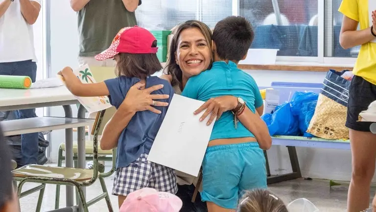 Maite Corujo junto a dos ni&ntilde;os del Campamento conciliador.