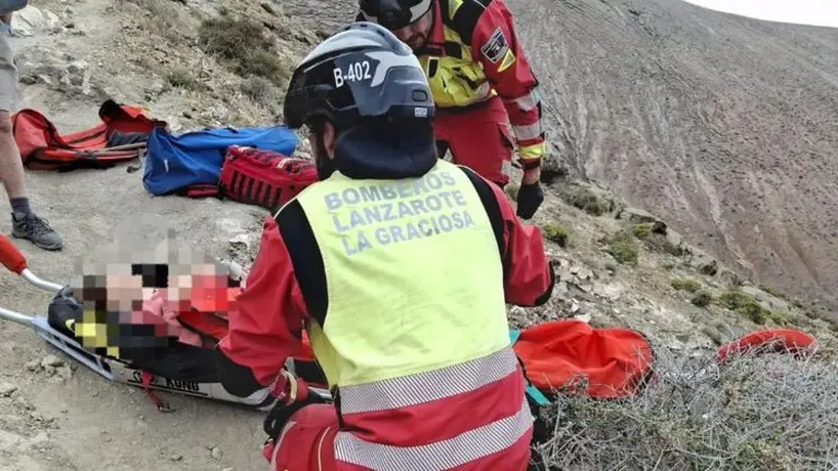 Los bomberos tuvieron que atender a la herida en una zona de dif&iacute;cil acceso.