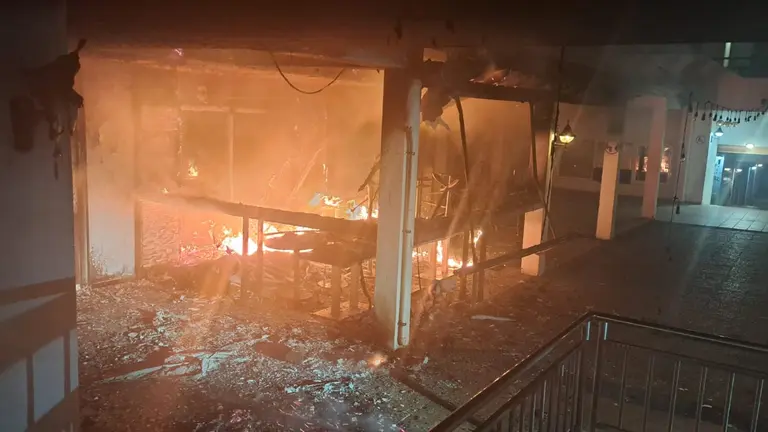 El comercio del Centro Comercial ardi&oacute; en su totalidad.