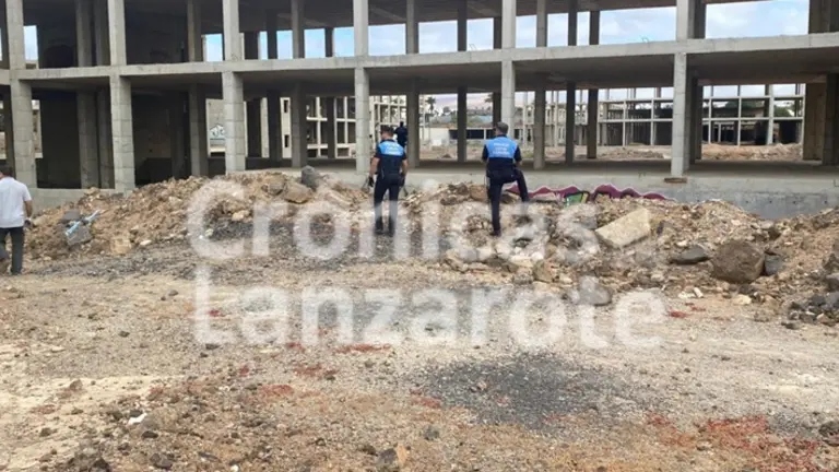 Agentes de la Polic&iacute;a Local de Teguise junto a los operarios dentro del esqueleto 216.